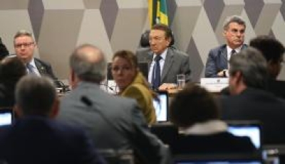   Mais de 12 horas após o início da sessão, o texto-base do senador Romero Jucá foi votado e aprovado, sob protestos da oposição (Foto: Antonio Cruz/Agência Brasil)