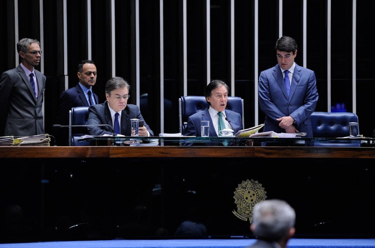 O requerimento foi lido por Eunício Oliveira, que consultou o líder do governo, Romero Jucá (PMDB-RR), se ele queria pôr em votação, mesmo diante do baixo quórum (Foto: Edilson Rodrigues/Agência Senado)