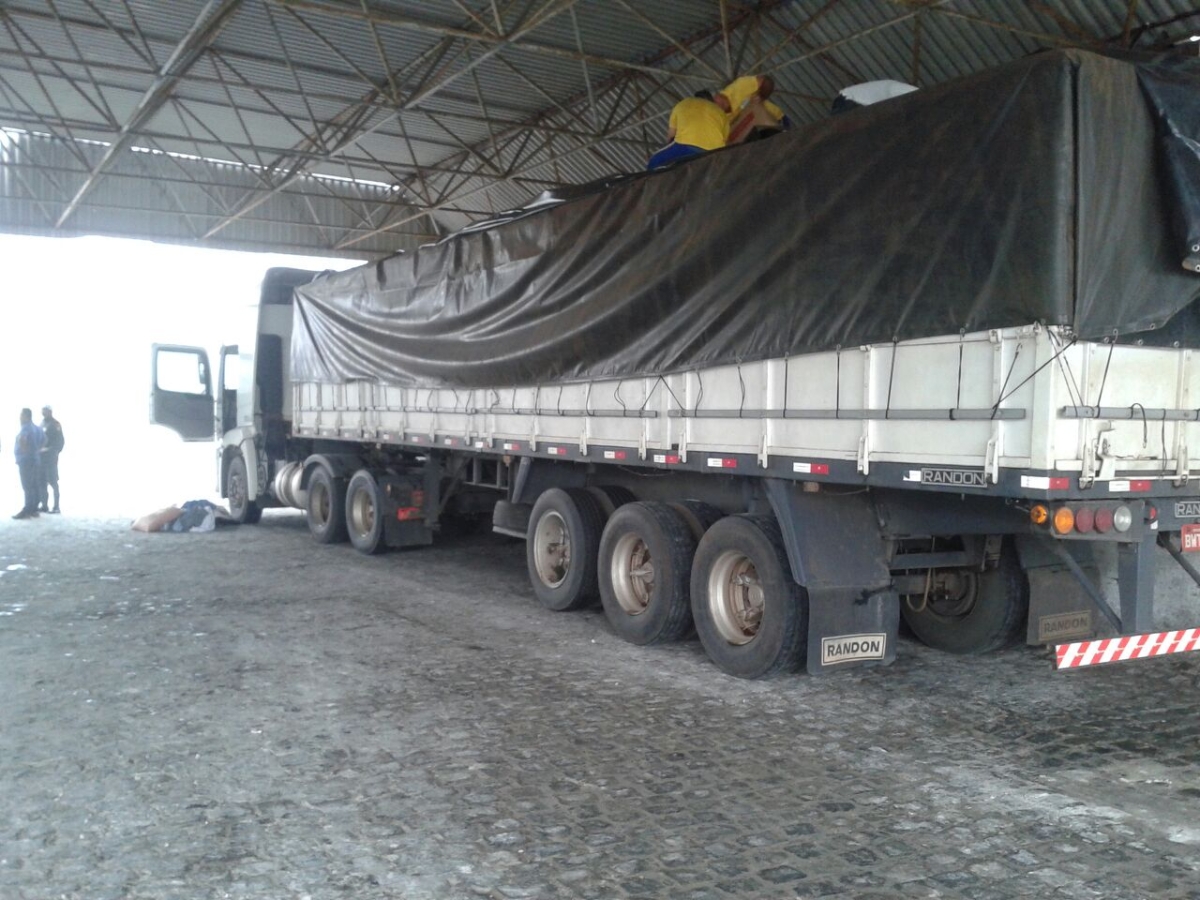 Carreta com aproximadamente 270 mil maços de cigarros ilegais é retida pela Sefaz/Sergipe (Foto: Sefaz/SE)