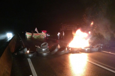  Trecho da BR interditado desde a madrugada (Foto: PRF)