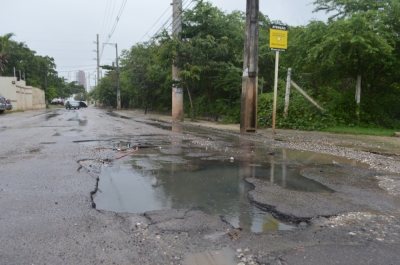  Fossa estourada incomoda moradores do Santa Lúcia (Foto: Portal Infonet)