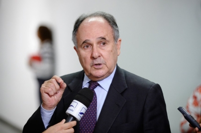 Para o autor do projeto, Cristovam Buarque, será um "grande incentivo para que os professores continuem sua formação" (Foto: Edilson Rodrigues/Agência Senado)