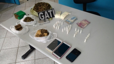 Meio quilo de maconha foi apreendido com o trio (Foto: SSP/SE)