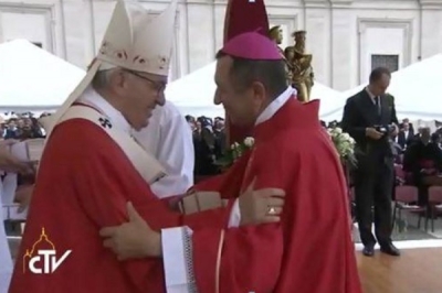 Dom João José Costa e o Pálio (Imagem: Reprodução/CTV)