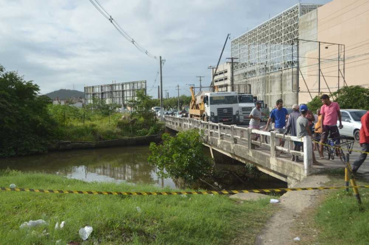 Corpo é encontrado em canal no Bairro Industrial (Foto: Portal Infonet)