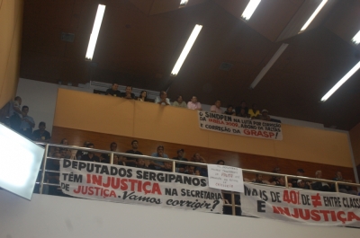Um dos momentos da greve em que agentes ocupam galerias da Assembleia (Foto: Arquivo Portal Infonet)