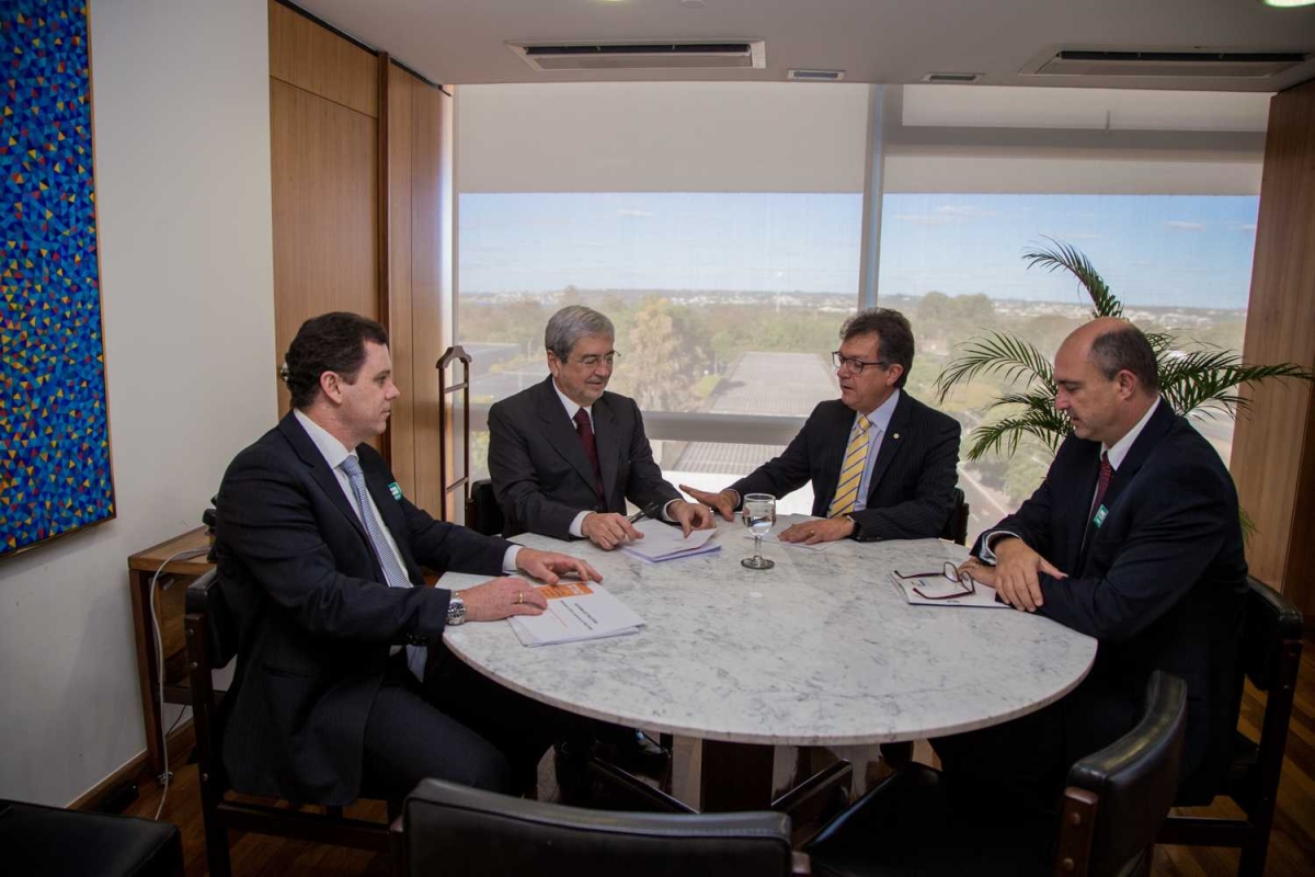 Laércio Oliveira fala para ministro que aumento do PIS/Cofins pode causar desemprego (Foto: Naiara Pontes/SG)