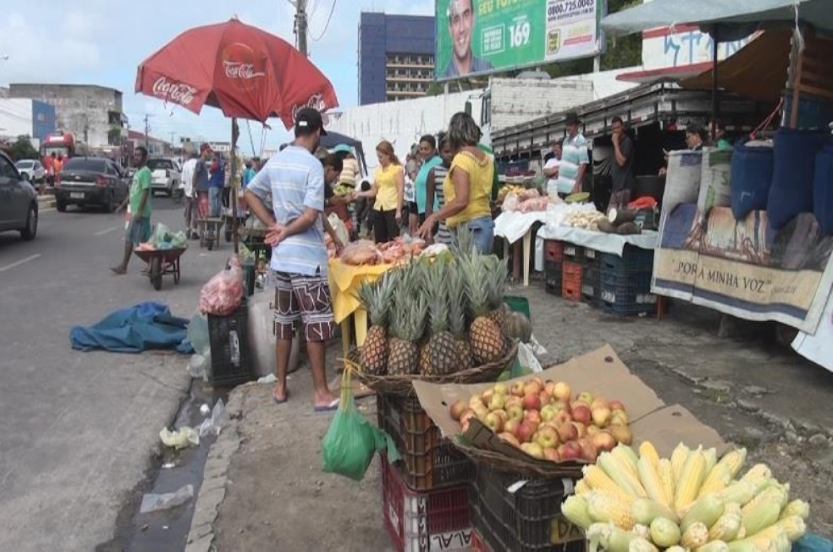 Feirantes ocuparam calçadas, canteiro central e até via na avenida Augusto Franco (Foto: Portal Infonet) 