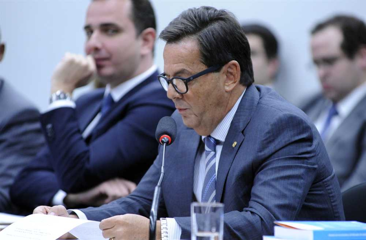 O deputado Sergio Zveiter lê, na CCJ da Câmara, voto favorável à admissibilidade da denúncia contra Temer (Foto: Agência Brasil)