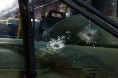  Na ação, os suspeitos atiraram contra o para-brisa do veículo (Foto: grupo rede social)