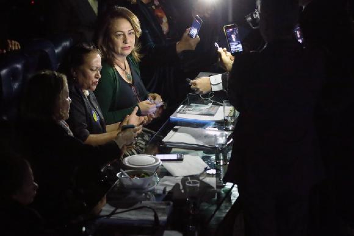 Senadoras da oposição ocuparam a Mesa do Senado para impedir a votação da reforma trabalhista (Foto: Antonio Cruz/Agência Brasil)