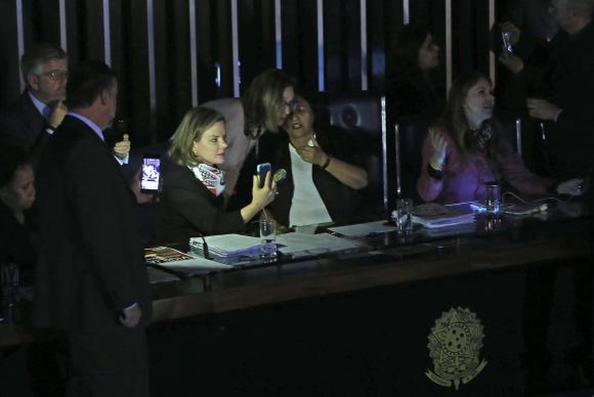 Senadoras da oposição ocupam mesa do plenário para impedir a votação da reforma trabalhista (Foto: Antonio Cruz/Agência Brasil)