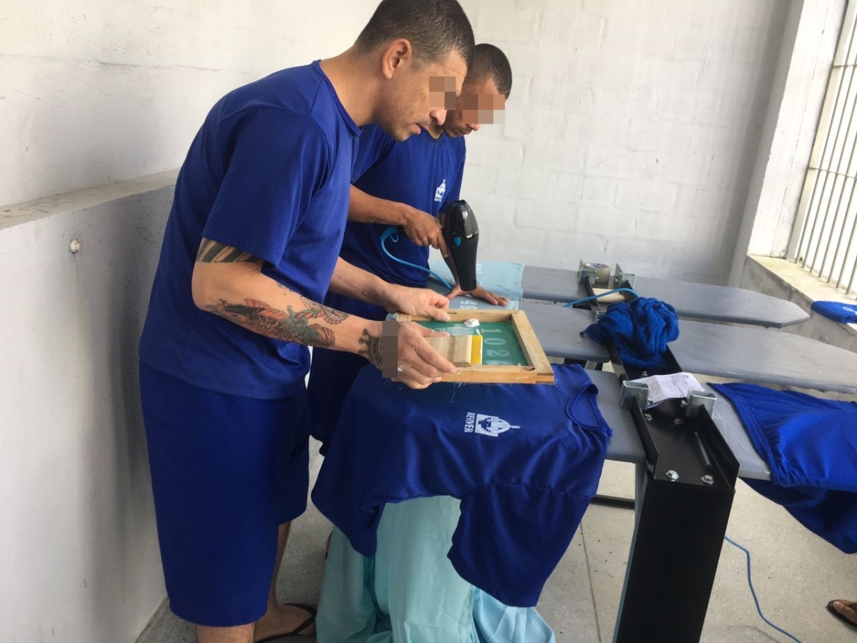 Internos da Cadeia de Areia trabalham em oficina de silk-screen (Foto: Sejuc/SE)