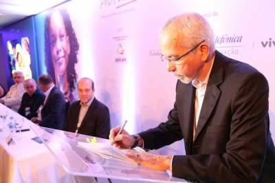 Prefeito assina termo de adesão ao programa (Foto: Jorge Henrique/ASN)