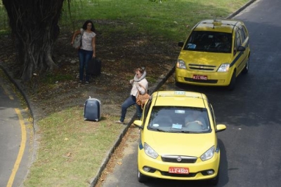 Rio de Janeiro - Taxistas fazem manifestações contra o aplicativo Uber próximo ao Aeroporto Santos Dumont, região central da cidade (Tânia Rêgo/Agência Brasil)