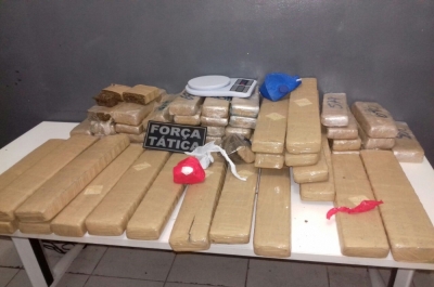  Com ele foram encontradas 200 gramas de cocaína e 60 tabletes de maconha (Foto: SSP)