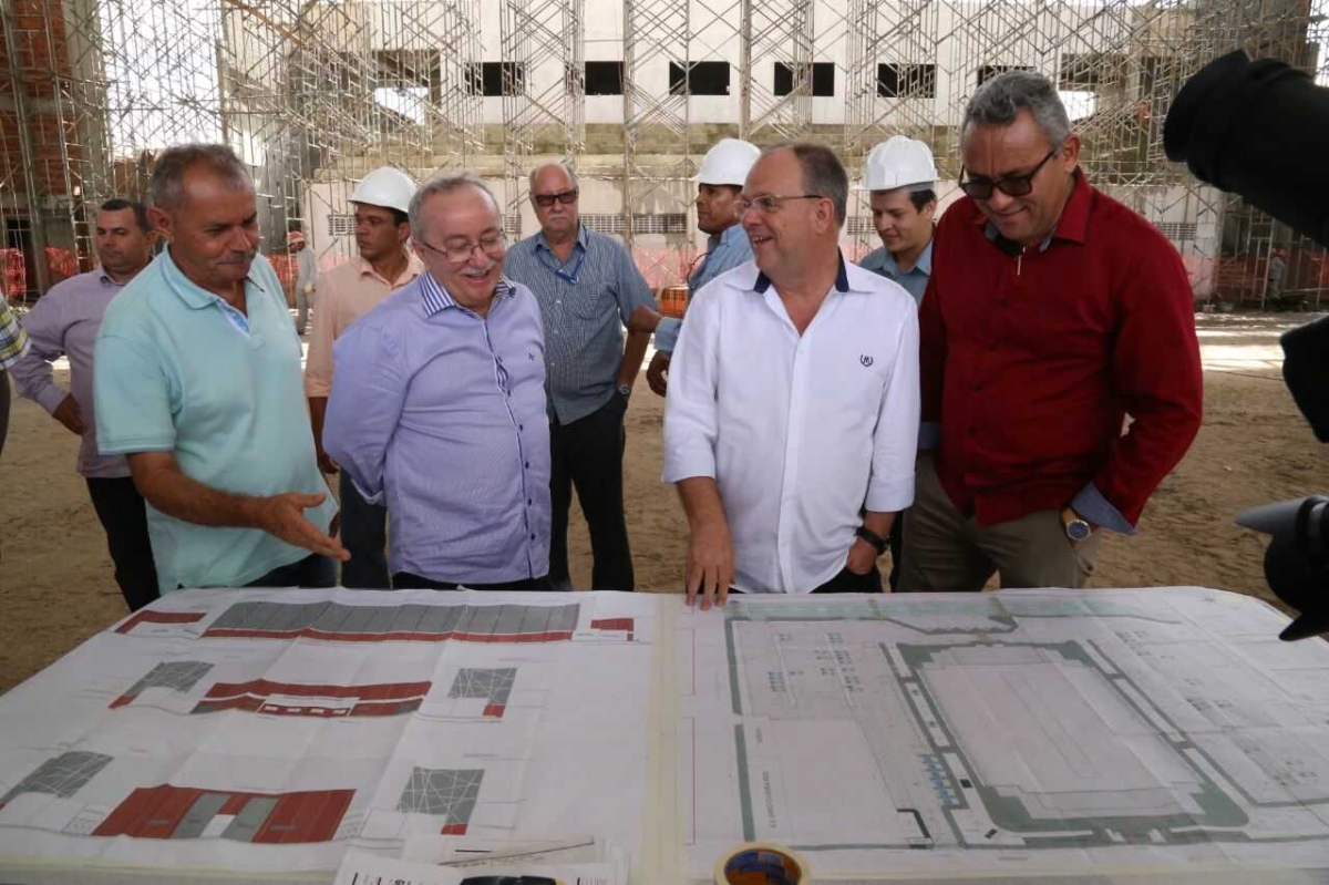 O governador em exercício Belivaldo Chagas fez visita técnica às obras do Ginásio Poliesportivo, em Itabaiana, e concedeu entrevista ao Programa Alerta Total da Rádio Princesa FM (Foto: Jorge Henrique/ASN)