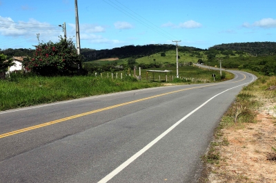 A rodovia José Alves dos Santos de Moura, que faz a ligação entre o povoado Crasto e a sede de Santa Luzia é primordial para o desenvolvimento turístico local (Foto: Andre Moreira/ASN)
