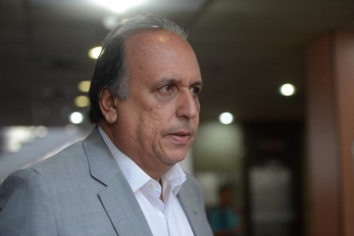 O governador Luiz Fernando Pezão deixa o cargo para tratar da saúde (Foto: Fernando Frazão/Agência Brasil)