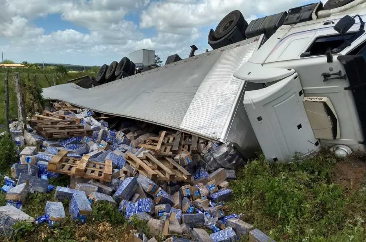 Motorista não sofreu ferimentos e houve apenas danos materiais (Foto: Reprodução/Grupo WhatsApp/Via Portal Infonet)