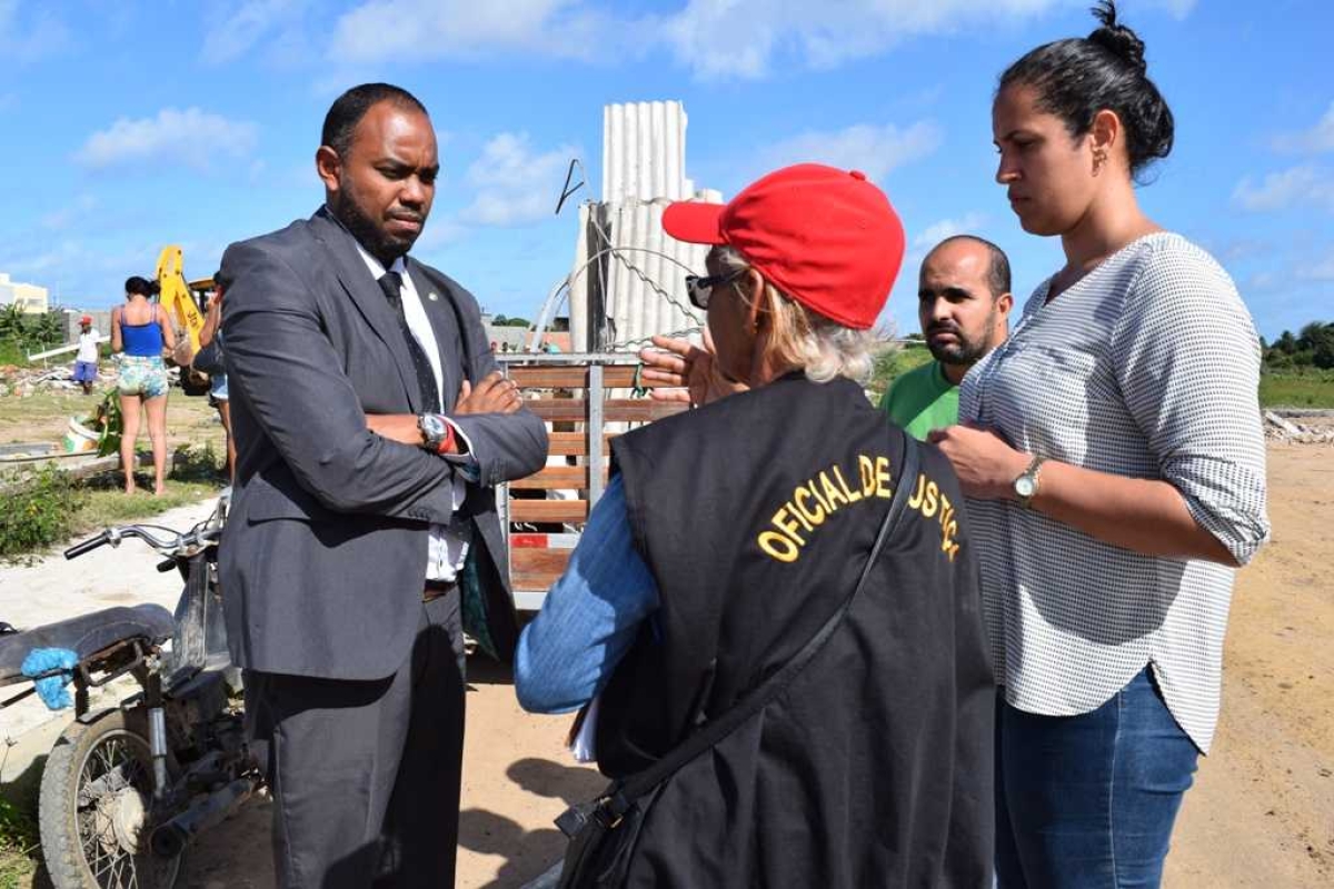 Defensor Público, Alfredo Nikolaus conversa com oficial de justiça e representantes da Polícia Militar (Foto: DPE/SE)