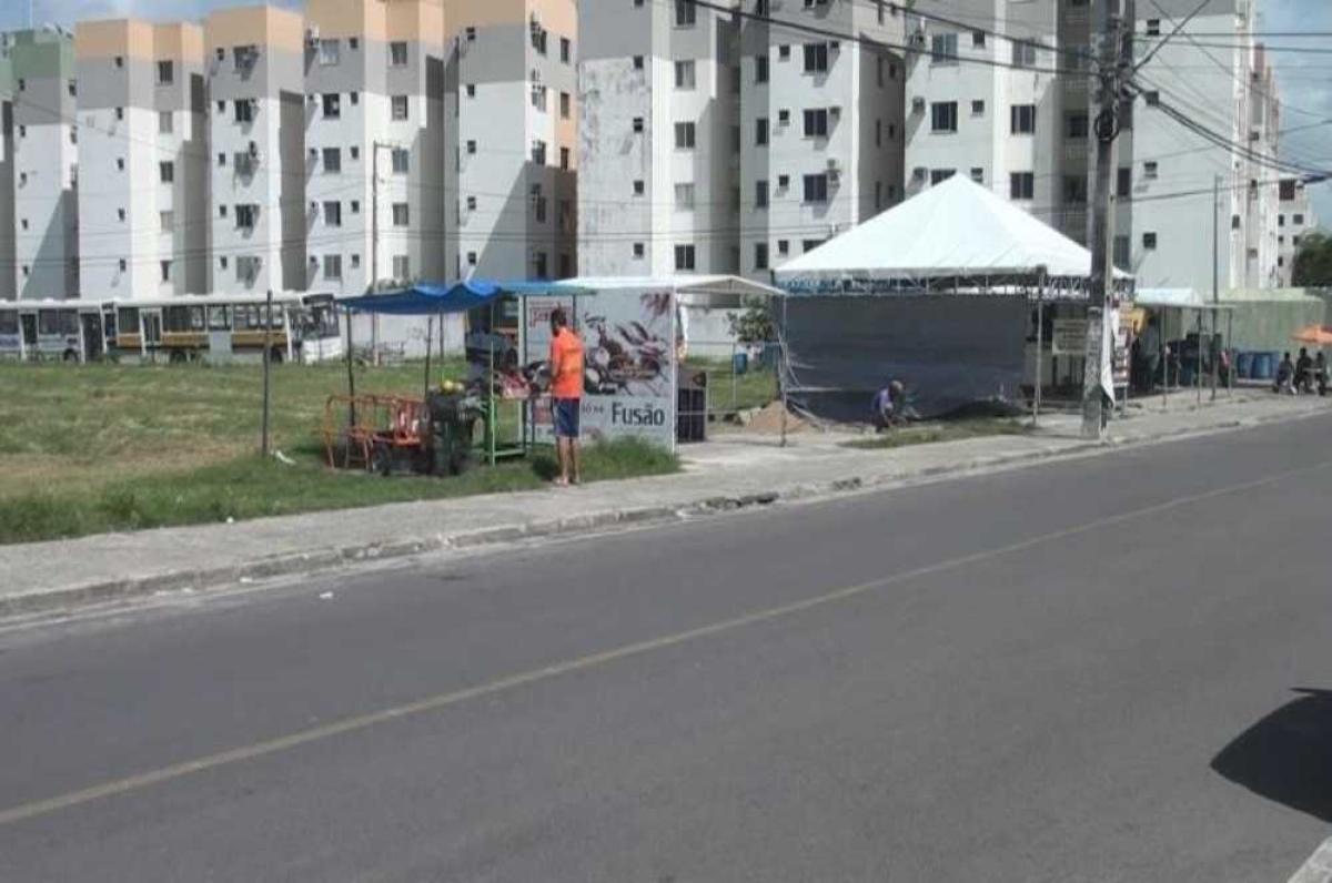 Comerciantes começam a ocupar praça pública no Jabotiana (Foto: Portal Infonet) 