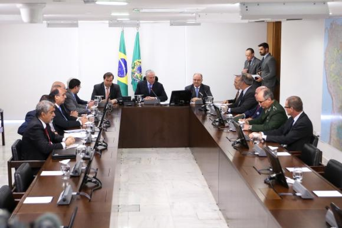 O presidente Michel Temer durante reunião hoje com o presidente da Câmara, Rodrigo Maia, o governador licenciado do Rio de Janeiro, Luiz Fernando Pezão, e o governador em exercício, Francisco Dornelles, no Palácio do Planalto (Foto: Marcelo Camargo/Agência Brasil)