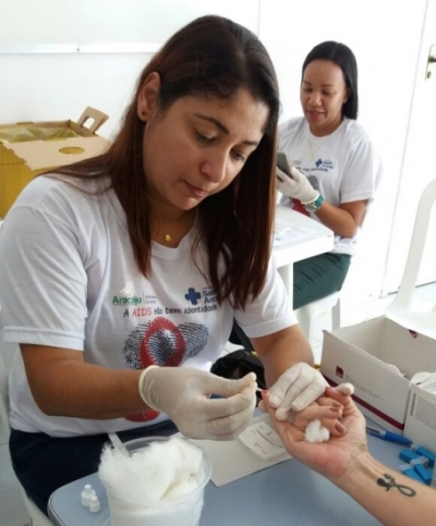 A referência técnica das Hepatites Virais, Fabiana Fonseca, realizando o teste rápido que detecta a doença (Foto: SMS/Aracaju)