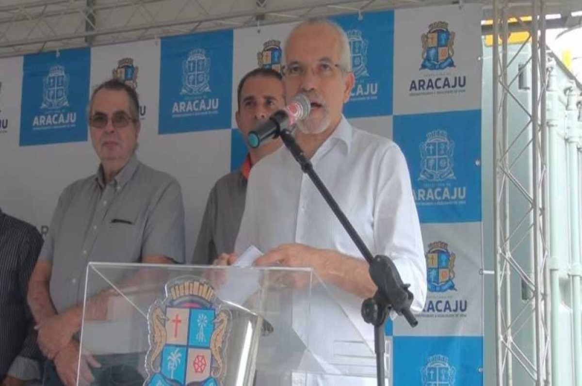 Prefeito esteve no Olaria, pela manhã, em solenidade para autorizar reforma de praça (Foto: Portal Infonet)