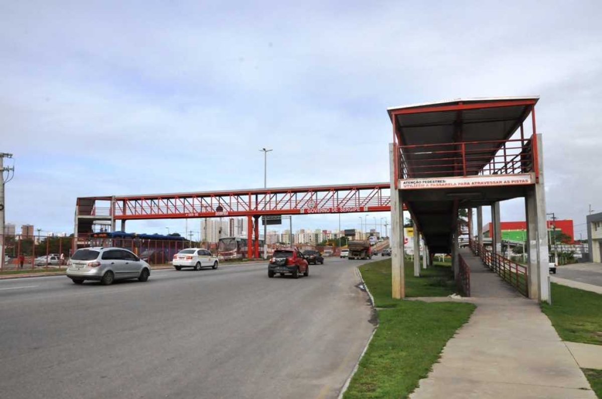 Fiação e lâmpadas da passarela do Detran são furtadas mais uma vez (Foto: Jorge Reis/Seinfra/SE)