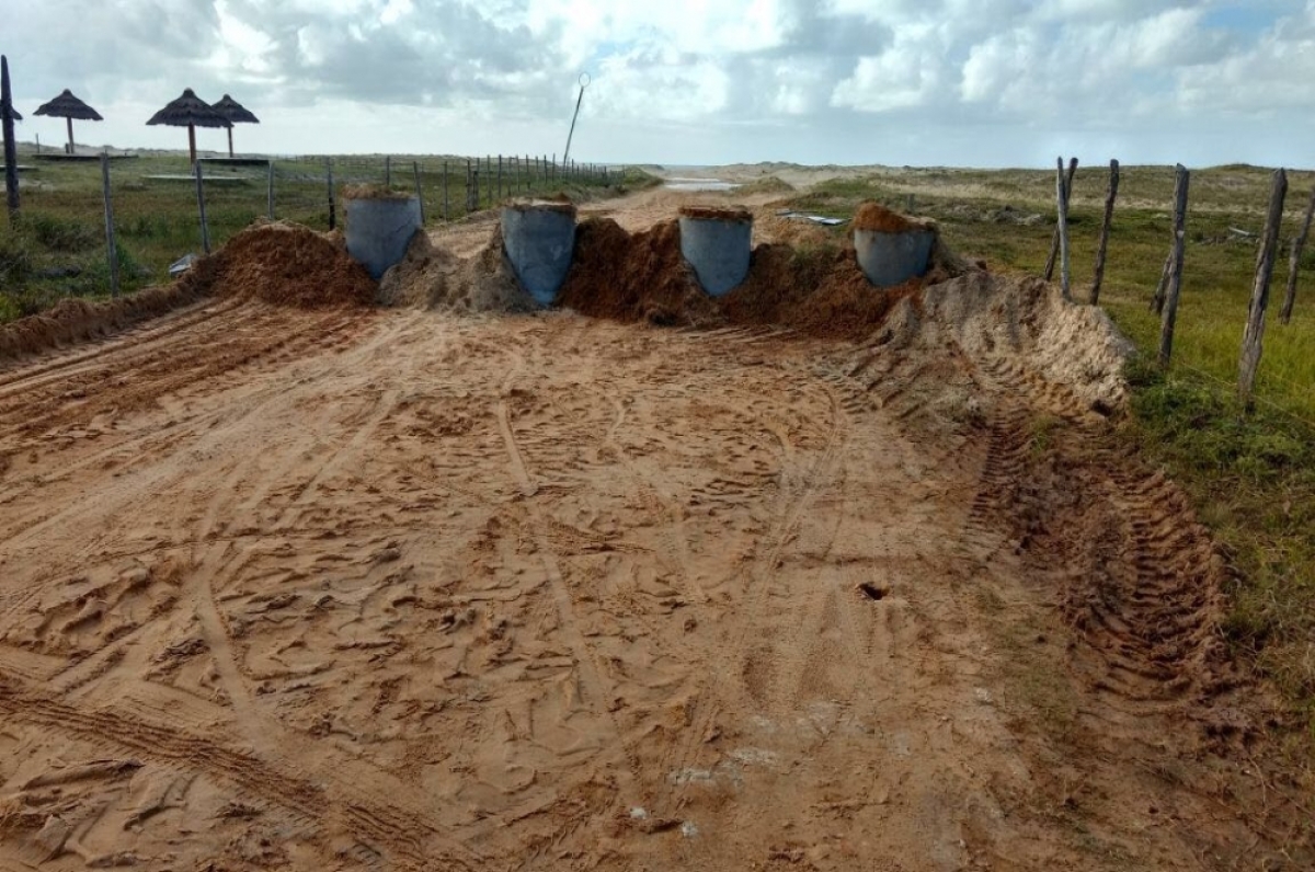 Manilhas foram instaladas em vias para impedir o tráfego de veículos (Foto: Prefeitura de Estância)