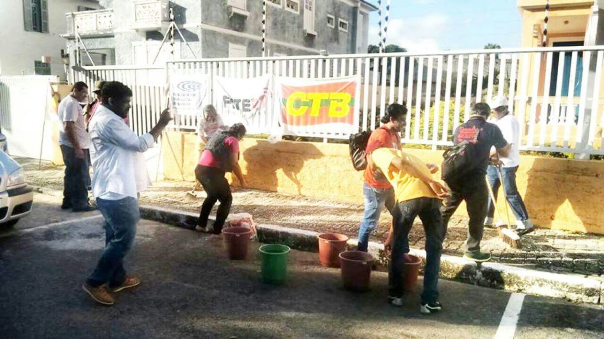 Em campanha, radialistas de Sergipe lavam calçada da Rede Ilha (Foto: Assessoria STERTS)