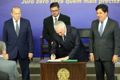   O presidente Michel Temer assina as medidas provisórias do Programa de Revitalização da Indústria Mineral Brasileira (Foto: Valter Campanato/Agência Brasil)