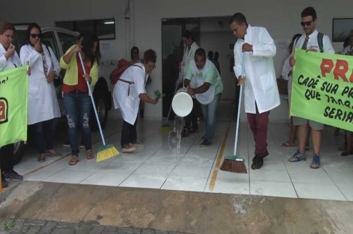 Servidores lavam entrada da secretaria (Foto: Portal Infonet)