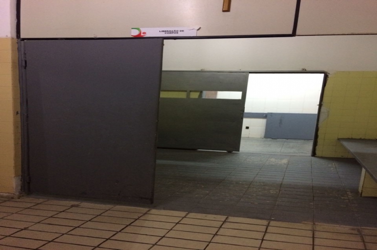 Nervoso, o homem quebrou a porta da sala de liberação dos corpos (Foto: Portal Infonet)