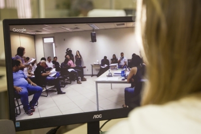Pregão eletrônico para contratação de veículos é transmitido via Youtube (Foto: Marco Vieira)