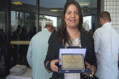  Prefeita de N. Senhora Aparecida exibe placa recebida em homenagem do TCE (Foto: Portal Infonet) 