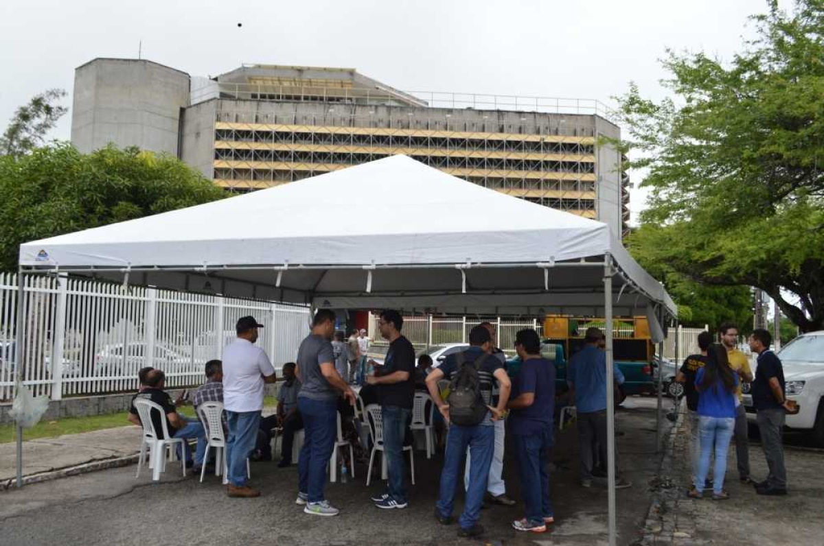 Policiais civis protestam contra atraso de salários (Foto: Portal Infonet)