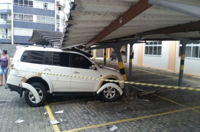  Motorista teria perdido controle de carro automático (Foto: whatsapp/grupo Aracaju)
