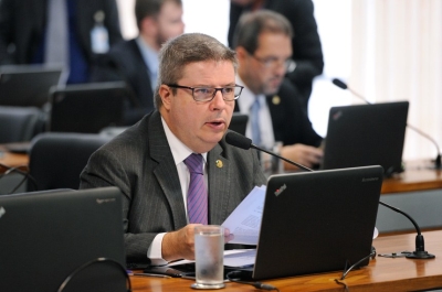 Relatório sobre a PEC foi lido pelo senador Antonio Anastasia PSDB-MG (Foto: Edilson Rodrigues/Agência Senado)