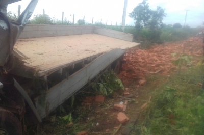  Caminhão estava carregado de blocos (Foto: grupo de Whatsapp)