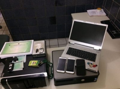 Durante operação, foram apreendidos computadores, notebooks e aparelhos de telefone celular, além de dois veículos (Foto: SSP/SE)