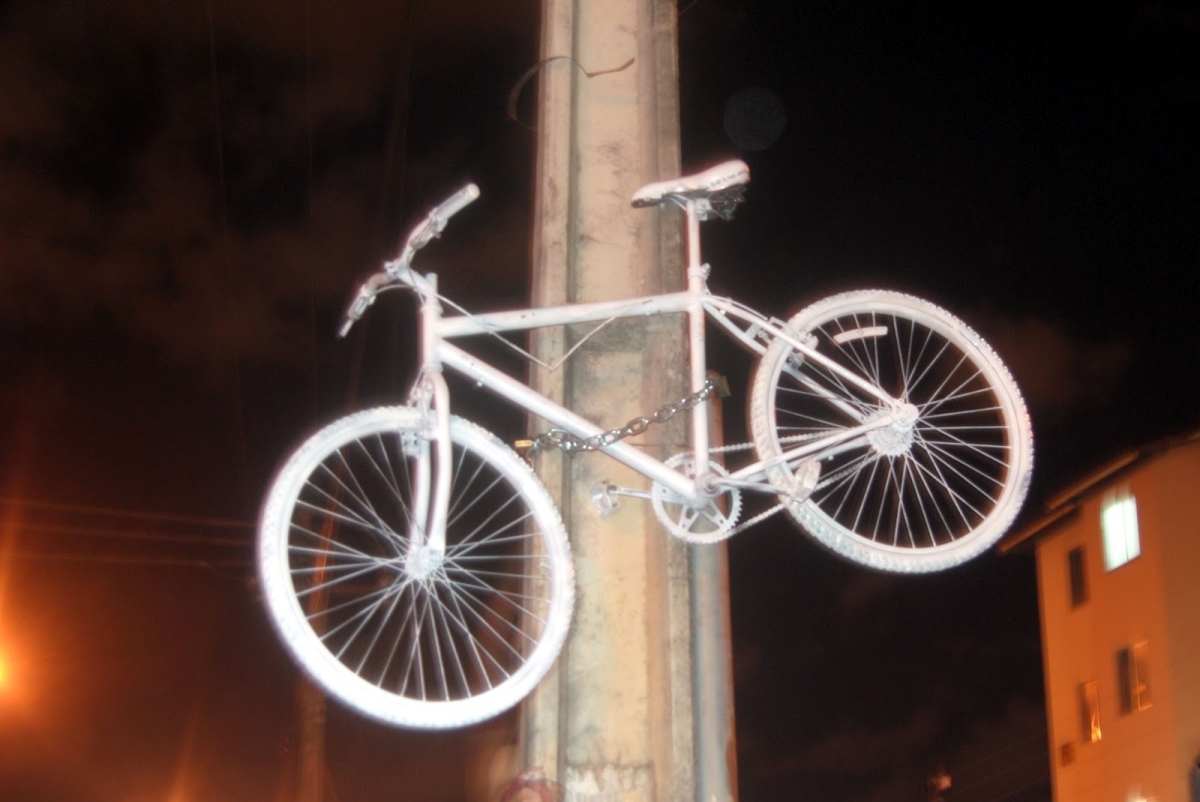 Ghost Bike em memória de ciclista morto no trânsito (Foto: Assessoria)