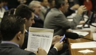 Deputados retomarão a votação dos destaques da proposta de reforma política na manhã desta quinta-feira (Foto: Fabio Rodrigues Pozzebom/Agência Brasil)