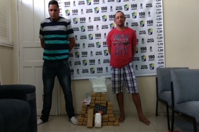 Acusados estavam em posse de 51 kg de maconha, 4 kg cocaína e 49 comprimidos de ecstasy (Foto: SSP)