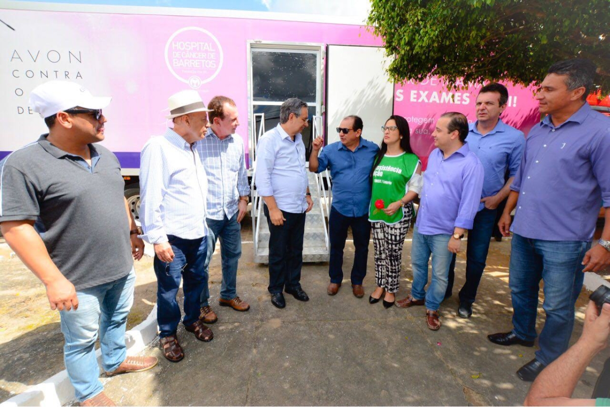 Em Lagarto, senador comemora início de atendimento da carreta do HC de Barretos (Foto: Assessoria Eduardo Amorim)