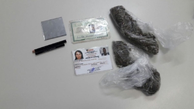 Mulher é presa tentando entrar com drogas no Cadeião (Foto: Sejuc/SE)