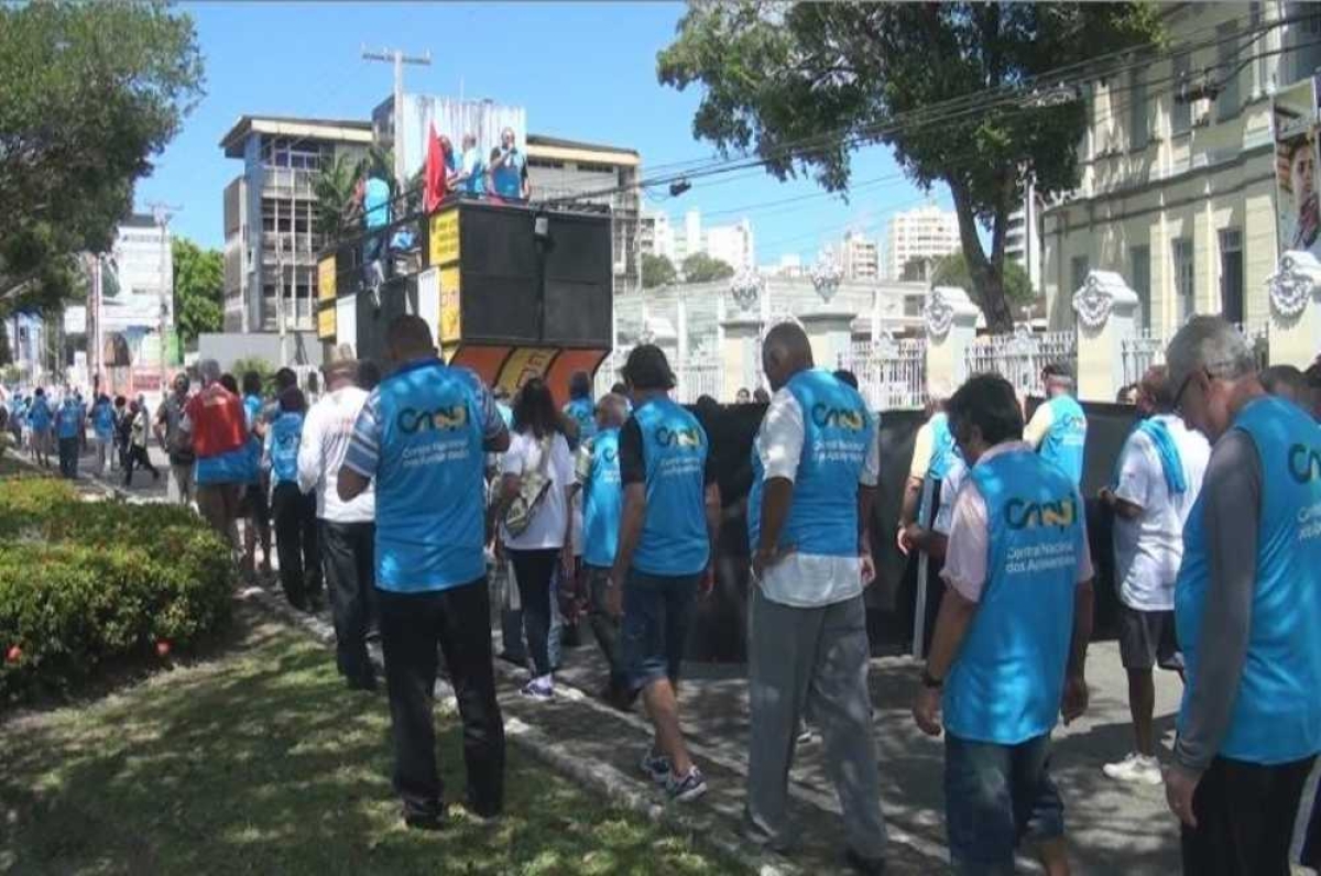 Idosos fizeram protesto pela avenida Ivo do Prado (Foto: Portal Infonet)