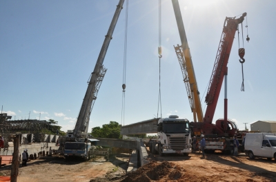 Interligação das Avenidas Rio de Janeiro e Gasoduto: vigas são içadas nas duas pontes sobre o Rio Poxim (Foto: Jorge Reis Seinfra) 
