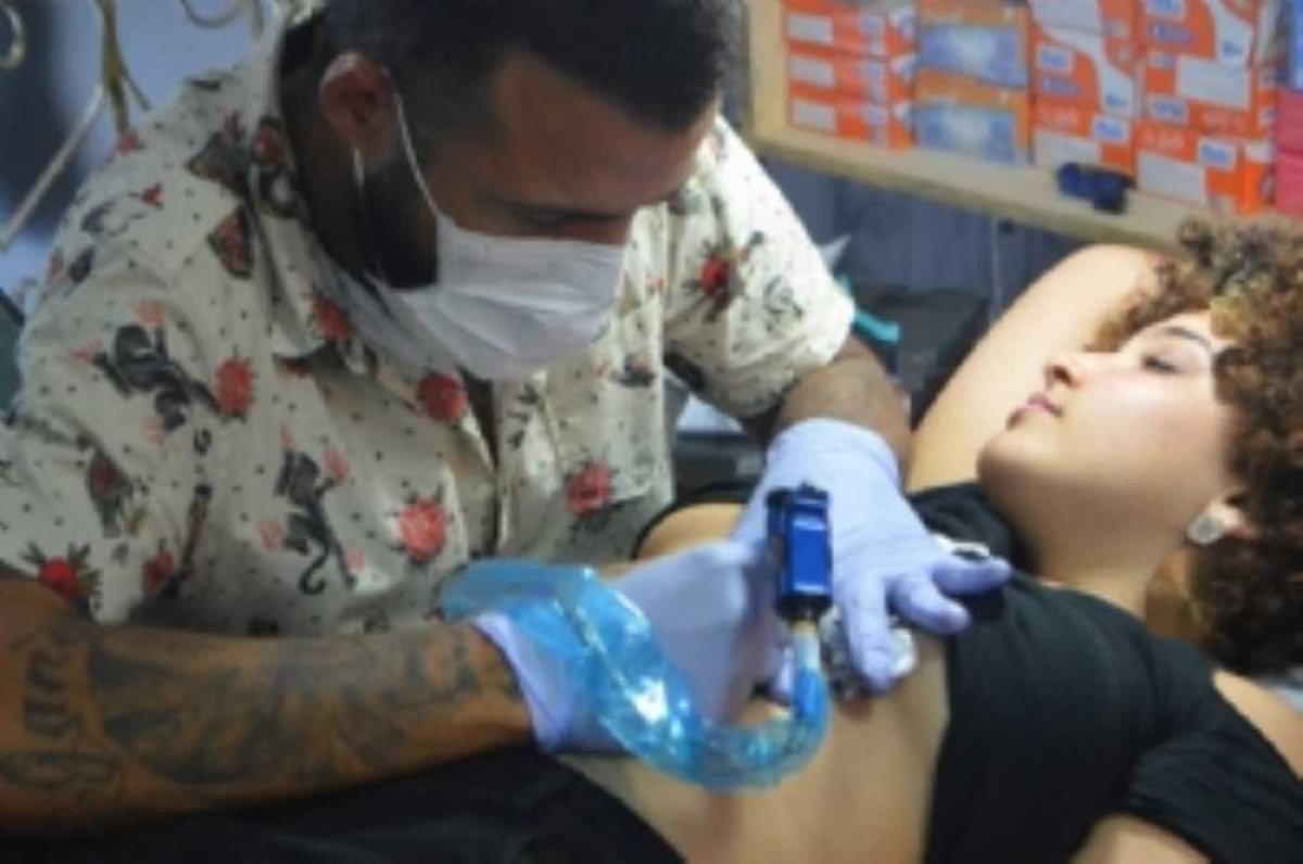 Evento visa atender mulheres como Isabele, que gostam de tatuagens (Foto: Portal Infonet)